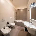 شقة 1 Bed Flat - Sleeps 5 - Parking - Wifi براغ