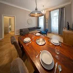 شقة 1 Bed Flat - Sleeps 5 - Parking - Wifi *