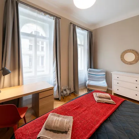 1 Bed Flat - Sleeps 5 - Parking - Wifi