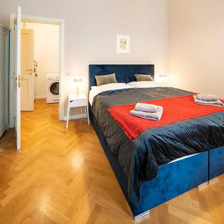 Apartment 1 Bed Flat - Sleeps 5 - Parking - Wifi *