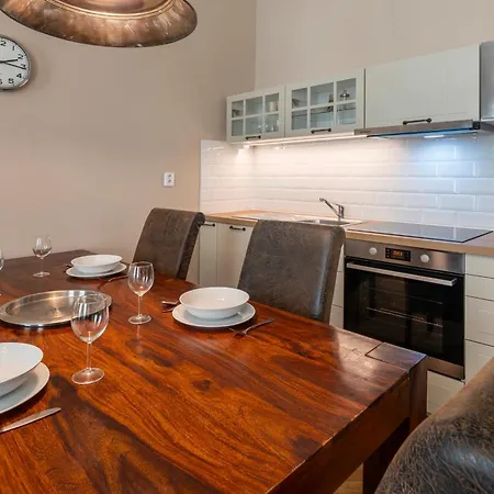 1 Bed Flat - Sleeps 5 - Parking - Wifi