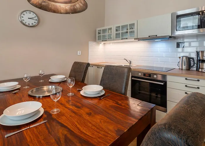 1 Bed Flat - Sleeps 5 - Parking - Wifi